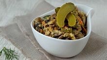 Рецепт - Грибной салат с корнишонами