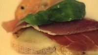 Сендвич с ветчиной, дыней и зеленым базиликом