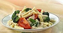 Рецепт - Макароны с брокколи и помидорами под сливочным соусом