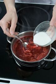Приготовление блюда по рецепту - Манная каша с клюквенным соусом. Шаг 5