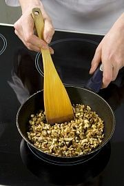 Приготовление блюда по рецепту - Батон с маслинами и грецкими орехами. Шаг 1