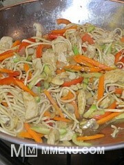 Приготовление блюда по рецепту - Удон с курицей и овощами. Шаг 8