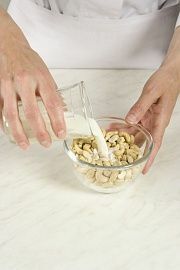 Приготовление блюда по рецепту - Молочная помадка с орехами кешью. Шаг 1