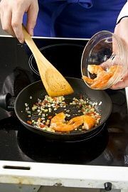 Приготовление блюда по рецепту - Креветки, жареные с солью и перцем. Шаг 3