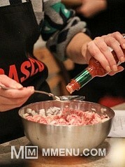 Приготовление блюда по рецепту - Фрикадельки c кремовой заправкой из сметаны с Соусом TABASCO . Шаг 2
