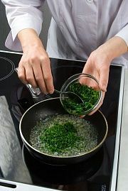 Приготовление блюда по рецепту - Рис со шпинатом и зеленью. Шаг 2