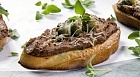 Кростини с&nbsp;кремом из&nbsp;печенки
