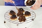 Приготовление блюда по рецепту - Шоколадное пирожное с черносливом. Шаг 9