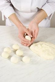 Приготовление блюда по рецепту - "Обезьяний" хлеб с сыром и чесноком . Шаг 2