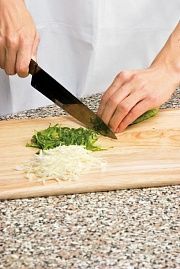 Приготовление блюда по рецепту - Салат из овощей со сметаной. Шаг 2