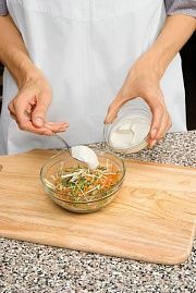 Приготовление блюда по рецепту - Салат из овощей со сметаной. Шаг 3