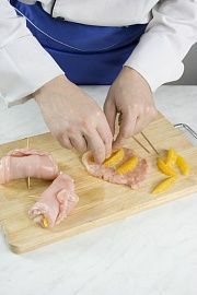 Приготовление блюда по рецепту - Рулетики с апельсиновым соусом. Шаг 2