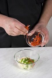 Приготовление блюда по рецепту - Салат из белокочанной капусты с перцем. Шаг 2