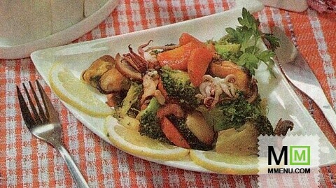Морковь жаренная с брокколи и грибами и из смеси морепродуктов