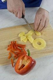 Приготовление блюда по рецепту - Салат с уткой и ананасами. Шаг 3