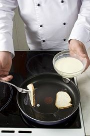 Приготовление блюда по рецепту - Гренки с сыром. Шаг 3