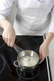 Приготовление блюда по рецепту - Ягоды с кремом сабайон. Шаг 3
