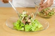 Приготовление блюда по рецепту - Весенний салат с жареной горбушей. Шаг 16