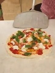 Приготовление блюда по рецепту - Пицца Маргарита классическая от Дженаро Контальдо. Шаг 9