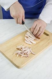 Приготовление блюда по рецепту - Солянка с копченой курицей. Шаг 1