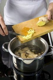 Приготовление блюда по рецепту - Суп с грибами и курицей. Шаг 4