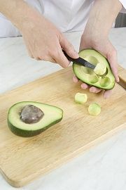 Приготовление блюда по рецепту - Салат с курицей в чашечках из авокадо. Шаг 1