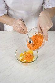 Приготовление блюда по рецепту - Салат фруктовый с морковью. Шаг 2
