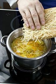 Приготовление блюда по рецепту - Суп-лапша. Шаг 4