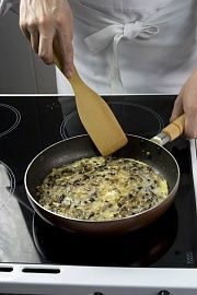 Приготовление блюда по рецепту - Грудинка, фаршированная омлетом. Шаг 4