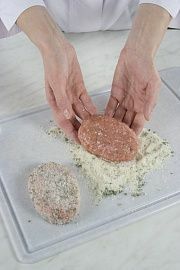 Приготовление блюда по рецепту - Котлеты из индейки с шалфеем. Шаг 1