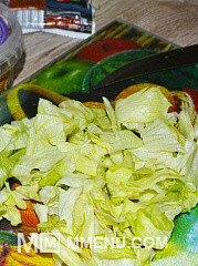 Приготовление блюда по рецепту - Новогодний салат из крабовых палочек и кальмаров «Морской каприз» украшенный икрой. Шаг 3