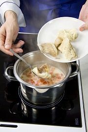 Приготовление блюда по рецепту - Суп с морским окунем. Шаг 3