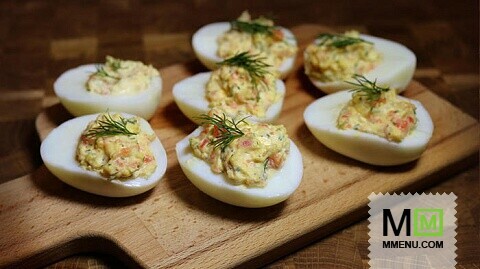 Фаршированные яйца с копченым лососем