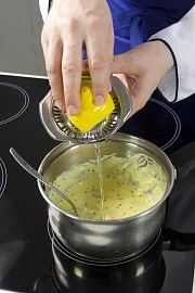 Приготовление блюда по рецепту - Стручковая фасоль под соусом. Шаг 4