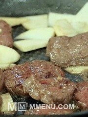 Приготовление блюда по рецепту - Cалат с жареной говядиной и манго от шеф-повара Анатолия Казакова. Шаг 2