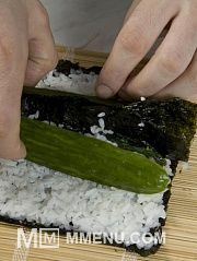 Приготовление блюда по рецепту - Футомаки «Сакуранбо» («Вишенки»). Шаг 6