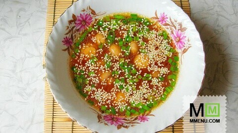 Восточный суп с маринованными шампиньонами и кунжутом