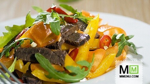 Салат с мясом и соусом чили Салат с мясом и соусом чили