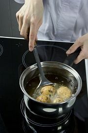 Приготовление блюда по рецепту - Шарики лососевые с соусом тартар. Шаг 4