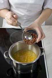 Приготовление блюда по рецепту - Суп-пюре с фасолью. Шаг 1
