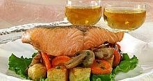 Рецепт - Жареный лосось с овощами