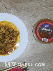 Приготовление блюда по рецепту - Мидии в томатном соусе с чесноком, и рисовой лапшой. Шаг 2