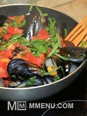 Приготовление блюда по рецепту - Черноморские мидии с белым вином и томатами. Шаг 3