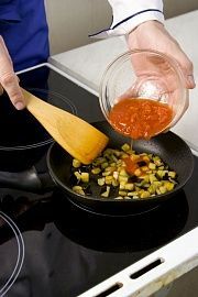 Приготовление блюда по рецепту - Пенне в томатном соусе с баклажанами. Шаг 2
