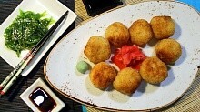 Рецепт - Рисовые шарики с креветками в кляре. Рецепт на тему японской кухни.