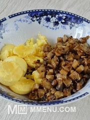 Приготовление блюда по рецепту - Яйца, фаршированные грибами и луком. Шаг 3