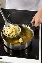 Приготовление блюда по рецепту - Тушеные картофель и цветная капуста с паниром. Шаг 5