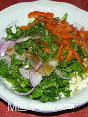 Приготовление блюда по рецепту - Салат из молодой капусты со шпинатом. Шаг 5