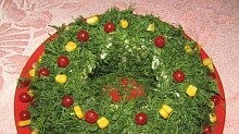 Рецепт - Салат «Рождественский венок» с куриным филе, сыром и яйцами 