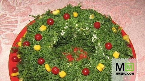 Салат «Рождественский венок» с куриным филе, сыром и яйцами 